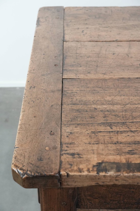 Image 1 of Table de salle à manger de ferme française ancienne et robuste, avec trois tiroirs, datant du XVIIIe siècle.