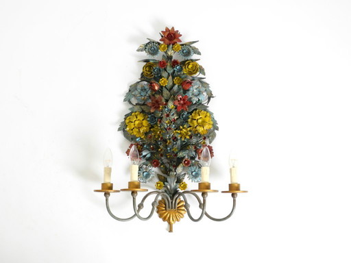 Immense et magnifique applique murale en métal doré et peint à la main, datant des années 1960, signée Hans Möller.