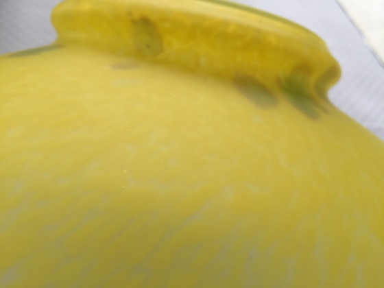 Image 1 of Coupe ronde sur pied en pâte de verre.