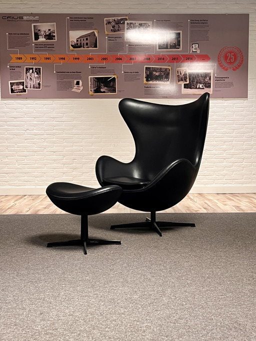 Fritz Hansen Egg Chair mit Fußhocker (limitierte Auflage)