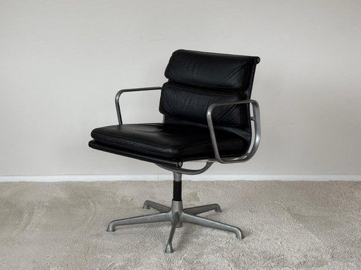 Sedia EA-208 Soft Pad in pelle nera, edizione storica ICF del 1973 di Charles Eames