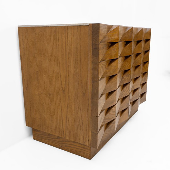 Image 1 of Gebeeldhouwd Italiaans eikenhouten dressoir met travertijn bovenblad