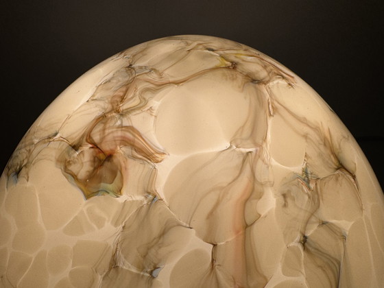 Image 1 of Vintage gemarmerde plafondlamp – elegantie in glas en messing