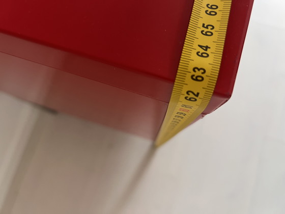 Image 1 of 2 leuchtend rote Spinde