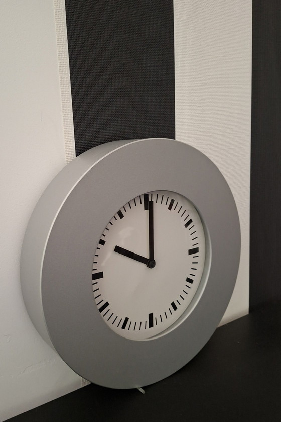 Mikael Warnhammar Voor Ikea Zeldzame Wandklok Klunsa Uit 2001 Met Mat Metalen Metallic Zilveren Rand. (photo 3 of 8)