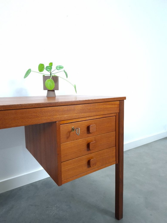 Image 1 of Teak vrijstaand bureau met lade uit Denemarken