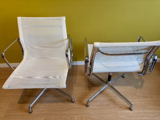 Image 1 of set di 2 sedie in alluminio VITRA EA108 di Eames
