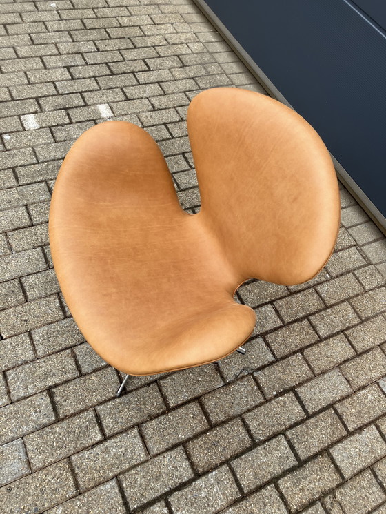 Image 1 of Original Vintage Fritz Hansen Swan Chair From 01-1975 in Beautiful Vintage Camel-Cognac Leather. In New Condition!!!