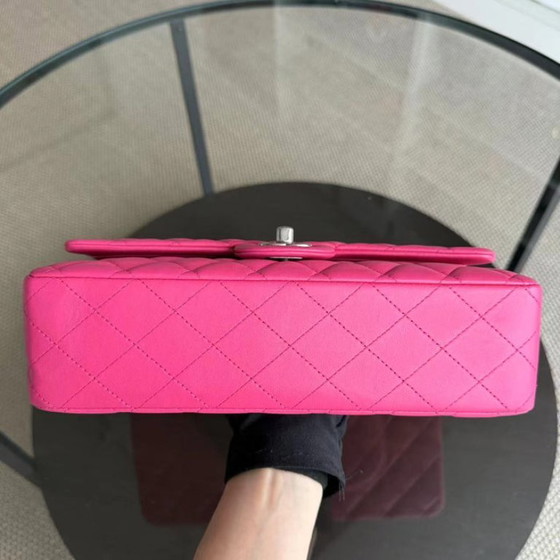Image 1 of Sac Chanel Classic Flap moyen - Agneau matelassé rose fuchsia, finitions argentées, Série 19