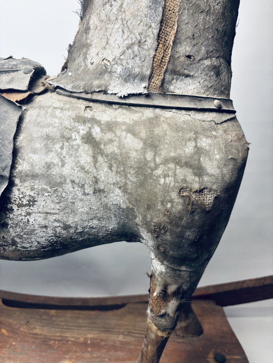 Image 1 of Antico cavallo da tiro in legno su slitta con rivestimento in tessuto e pelle – circa fine XIX/inizio XX secolo