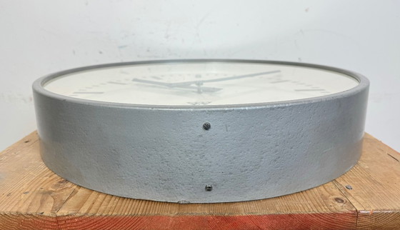 Image 1 of Grote grijze industriële fabriekswandklok van Pragotron, jaren 60