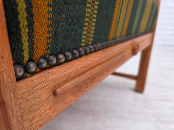 Image 1 of Fauteuil danois des années 1970, en laine verte, avec revêtement en chêne massif.