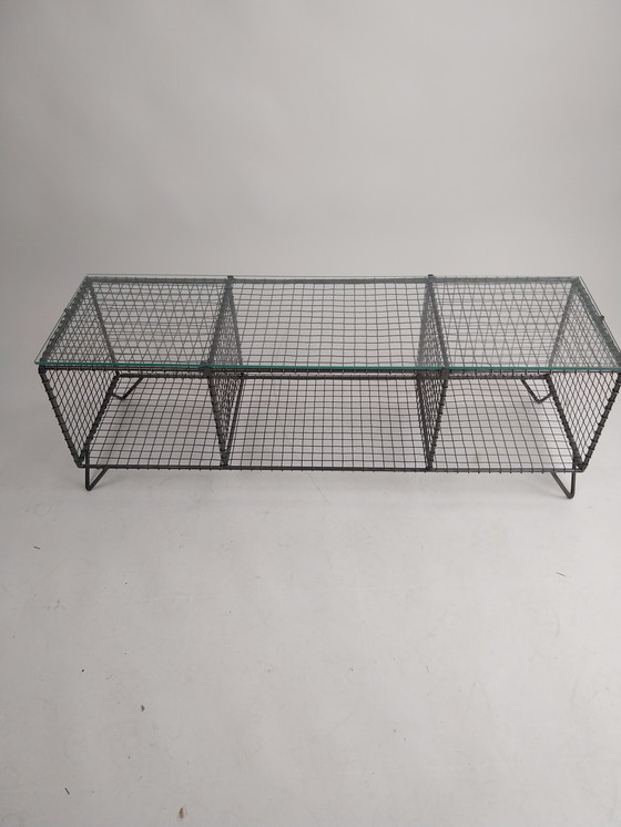 Image 1 of 1 x armoire en fil d'acier avec plateau en verre Années 1980