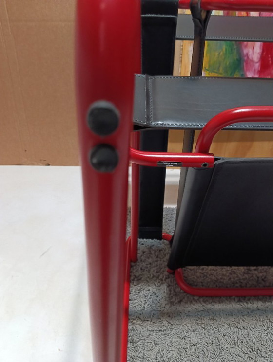 Image 1 of Bolso Knoll Wassily B3 rojo mate, nuevo-usado, en piel negra, de Marcel Breuer.