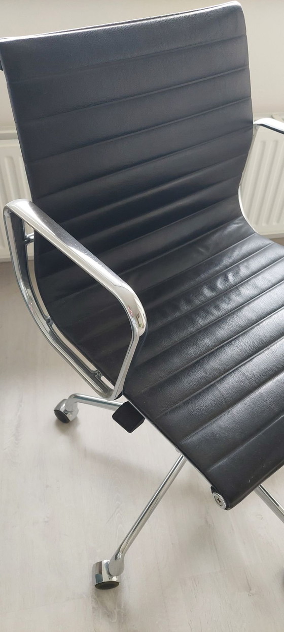 Sedia da ufficio Eames Vitra EA 117, Sedie da ufficio, Cromo, Nero (foto 2 di 5)