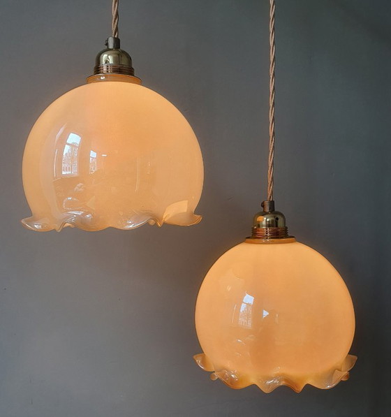 Image 1 of Ensemble vintage de lampes suspendues en opaline en forme de gobelet avec un éclat nacré.