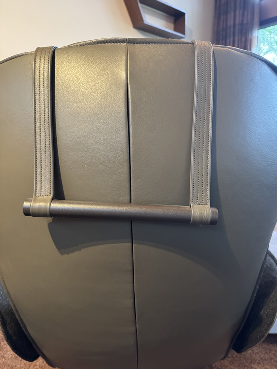 Image 1 of Jori relaxfauteuil Daydreamer Reclining Chair mono-move medi, buitenzijde en armen in leder Lipano Oliva, binnenzijde binnenzijd