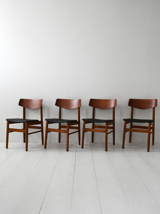 Ensemble de quatre chaises scandinaves en teck