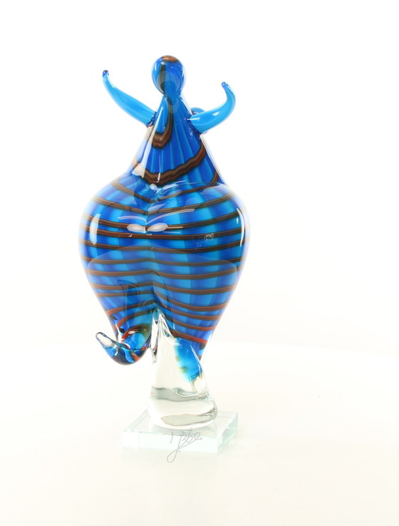 Image 1 of Una figura de cristal de estilo Murano de una bailarina.