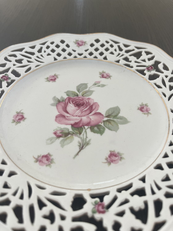 Image 1 of Piatto in porcellana traforata Schumann Bavaria con rose rosa – 22 cm – vintage