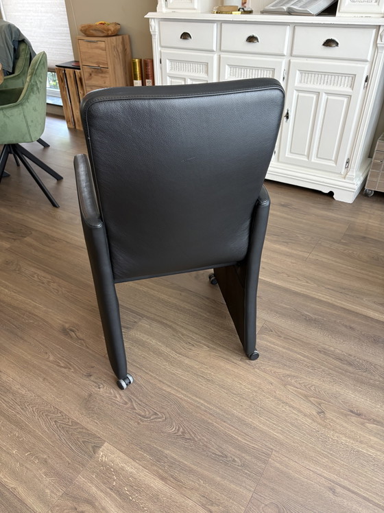 Image 1 of 4 sillas de diseño de cuero negro de la marca Sijben con ruedas.
