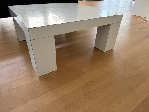 White lacquered coffee table 80x80 cm