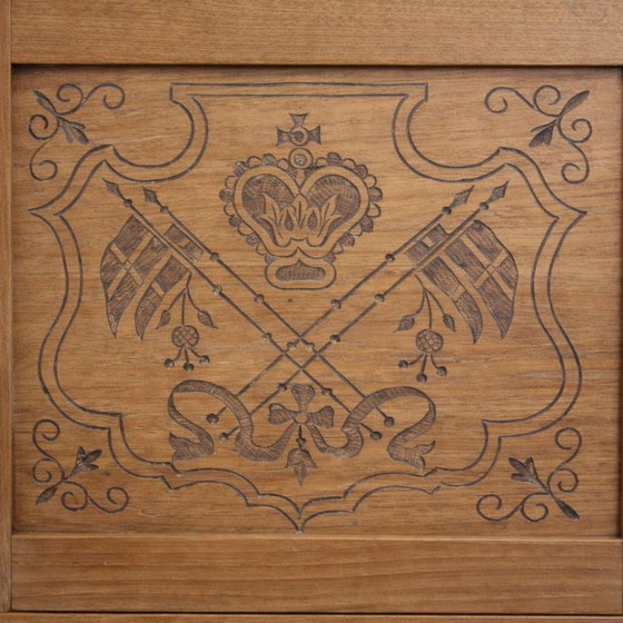 Image 1 of Mobiletto laterale antico in rovere con motivi intagliati.