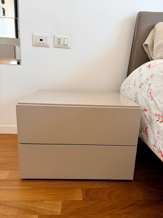 NOVAMOBILI – Siri Bett aus Leder + 2 Easy Nachttische + Easy System Kommode – Doppelbetten, Holz (photo 5 of 8)