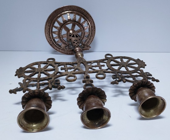 Image 1 of Kandelaar met pauwenmotief en wielen, massief messing