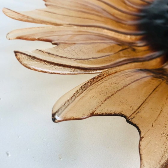 Image 1 of Plato con forma de girasol en vidrio moldeado y prensado, circa 1960.