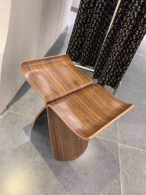 Een icoon van Japans design: de "Butterfly"-kruk van Sori Yanagi in walnoothout

