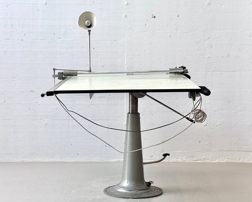 Hydraulischer Höhenverstellbarer Tisch mit integrierter Arbeitsleuchte von Nike Eskilstuna, Schweden, 1950er Jahre