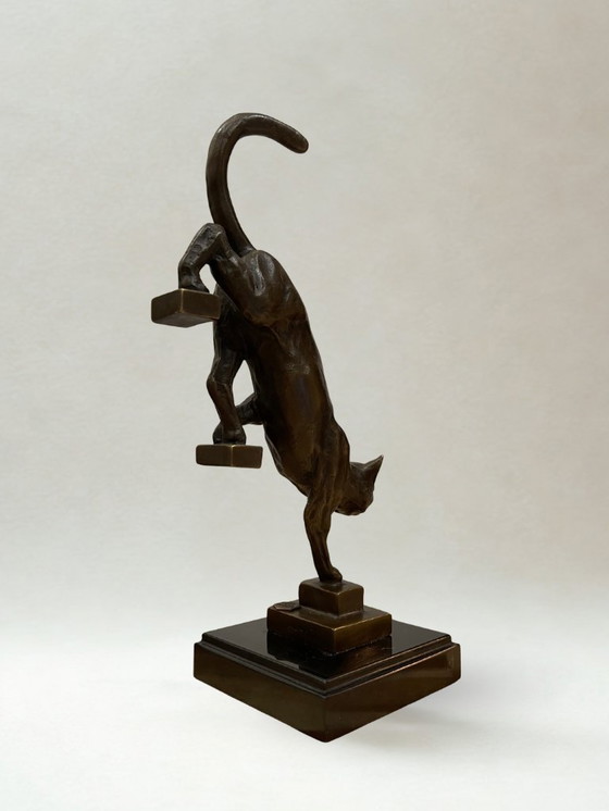 Image 1 of Bronze after De Coux – Cat descending a staircase – 20th-century animal sculpture – 29 cm