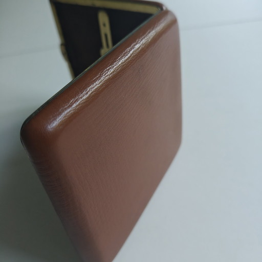 Elegante pitillera vintage marrón en polipiel y metal dorado | Estilo mediados de siglo