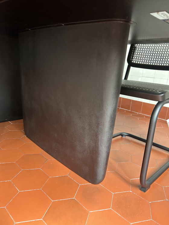 Image 1 of Table Tobi Ishi BB Italia noire, ovale, aspect cimenté