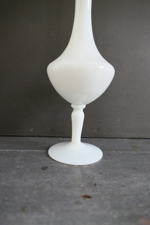 Vase vintage en opaline blanc sur pied