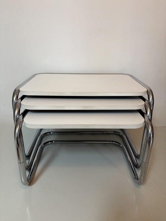 Image 1 of Tables gigognes de style Bauhaus avec cadre tubulaire chromé
