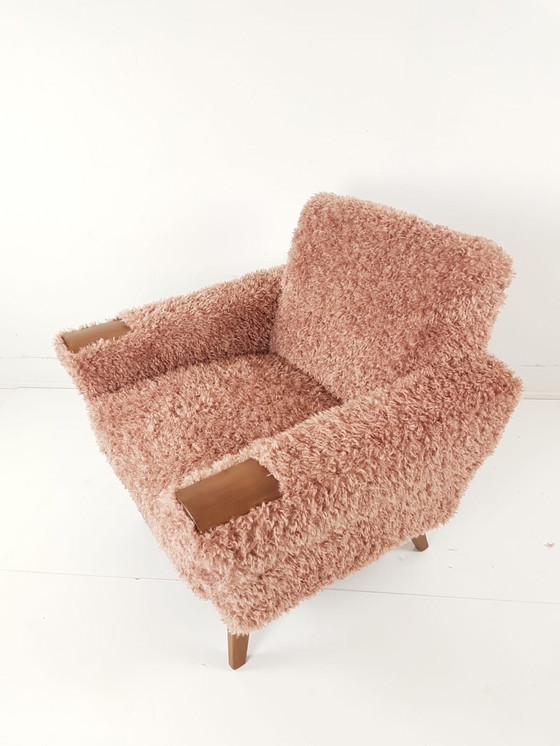 Image 1 of Fauteuil vintage rose | modèle danois accoudoirs en teck