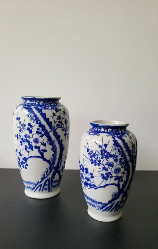 2 Nippon Tokusei Vasen mit Sakura-Blüte dekoriert.
