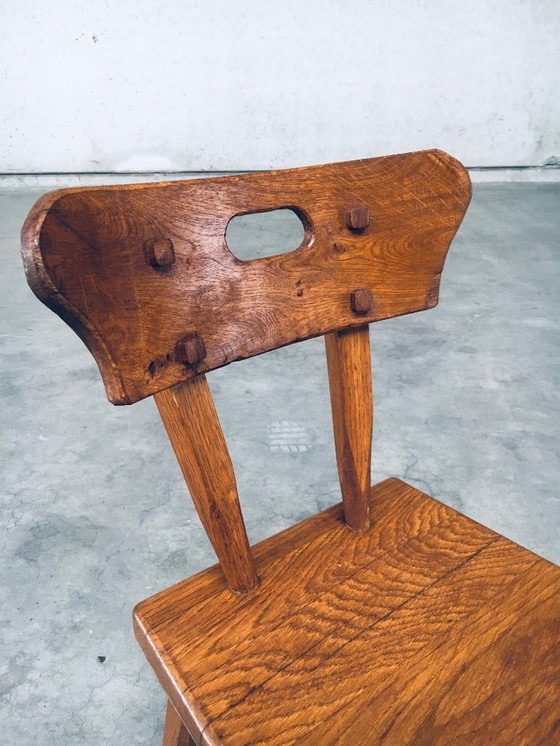Image 1 of Handgefertigtes Esszimmerstuhl-Set aus rustikaler Eiche im Stil der Volkskunst, Frankreich, 1940er Jahre