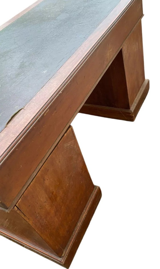 Image 1 of Scrivania antica inglese con cassettiera in noce, 1930