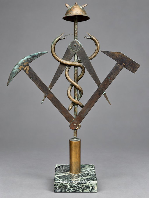 Bronzeskulptur mit symbolischen Elementen auf Marmorsockel