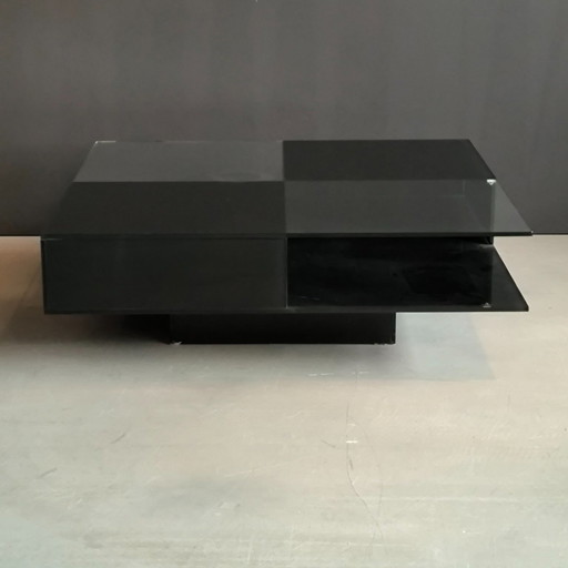 Couchtisch aus Glas mit schwarzen Fächern