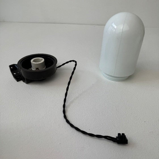Image 1 of Vintage "Block" wandlamp in opaal en bakeliet.