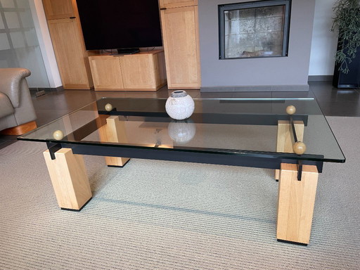 Table basse architecturale moderniste – plateau en verre flottant, acier et bois massif
