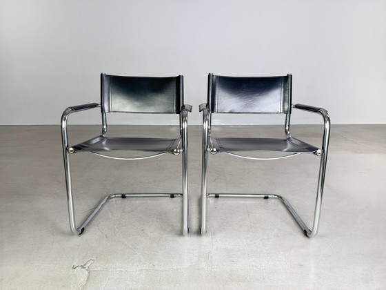 Image 1 of Juego de 2 sillas voladizas B34 de Marcel Breuer, de piel, atribuidas a Thonet.