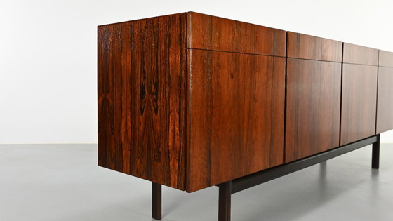 Image 1 of Ib Kofod-Larsen, Rozenhout Credenza. Denemarken, ca.1960