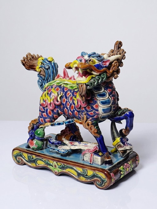 Gesigneerde Chinese polychrome geëmailleerde Jiaozhi keramiek Qilin/Kylin met doos – decoratieve objecten, Ceramic
