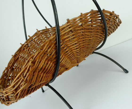 Image 1 of Korb aus brauner Weide mit schwarzem Metallgestell, Obstkorb aus der Mitte des 20. Jahrhunderts (1950er Jahre).