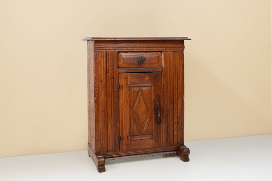 Image 1 of Armario belga de una sola puerta, tallado a mano, del siglo XVI en roble macizo.